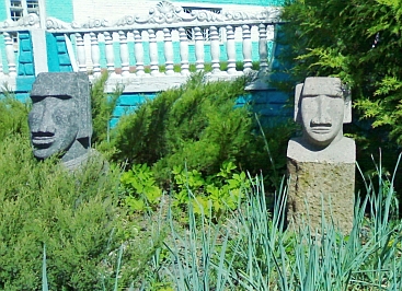 Каменные статуи моаи